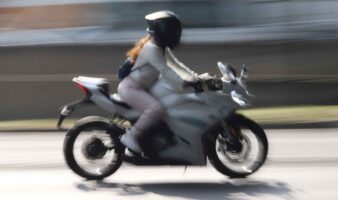 Irán permite a las mujeres conducir legalmente motocicletas