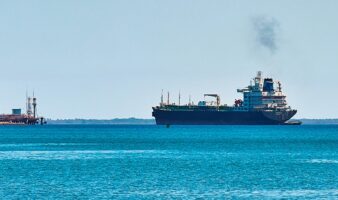 Buque petrolero atraca en Cuba,  pese al bloqueo de Estados Unidos a la isla