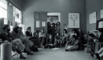 ‘Los grupos y otras revueltas artísticas’, una muestra que mira de frente al periodo de la Guerra Sucia