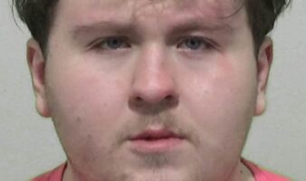 Cuatro años sin pisar un estadio para racista y acosador de Elijah Adebayo