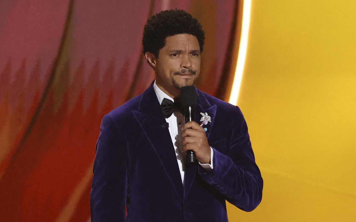 Trump amenaza con demandar al conductor de los Grammy por vincularlo con Epstein Trump amenaza con demandar al conductor de los Grammy por vincularlo con Epstein