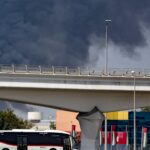 Foto: Humo negro tras ataque iraní a los Emiratos Árabes (EFE/EPA/STRINGER)