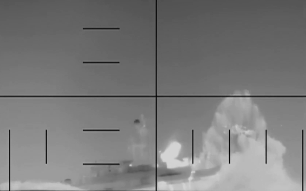 Video | Estados Unidos hunde navío iraní con torpedo en el primer ataque así desde la II Guerra Mundial Video | Estados Unidos hunde navío iraní con torpedo en el primer ataque así desde la II Guerra Mundial