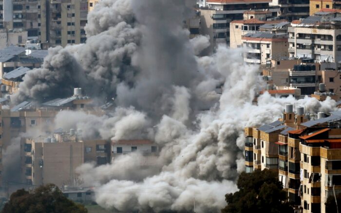 Ataque aéreo israelí en Dahieh, en los suburbios del sur de Beirut, Líbano, 6 de marzo de 2026. (Foto: EFE/WAEL HAMZEH)