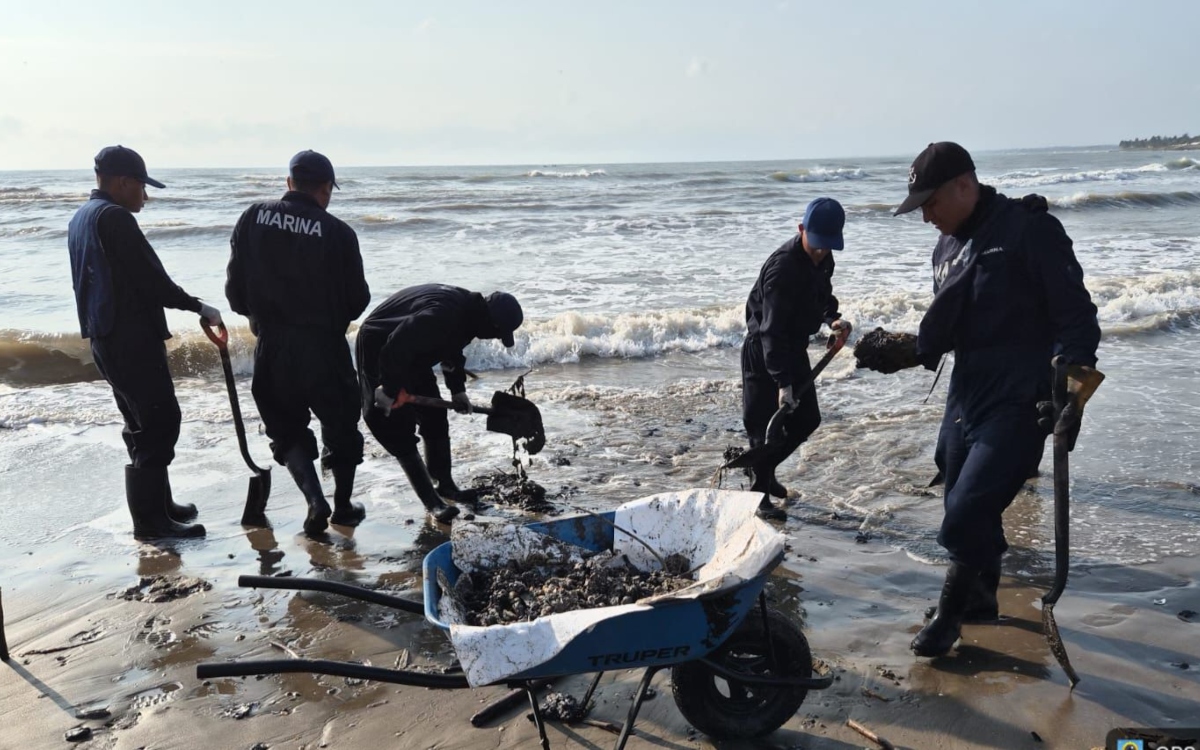 Gobierno de México recolecta 128 toneladas de residuos con crudo en el Golfo de México; investigan origen del derrame