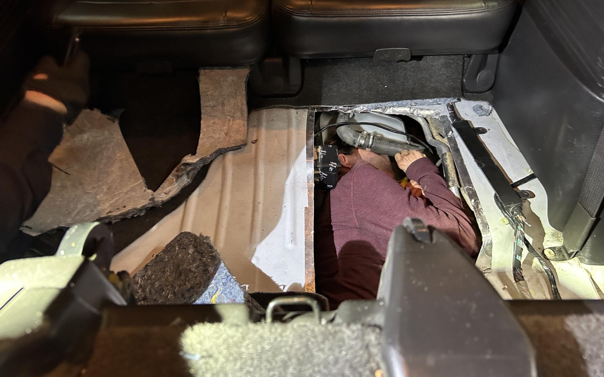 Mexicano es encontrado con quemaduras escondido en un auto que intentaba cruzar la frontera