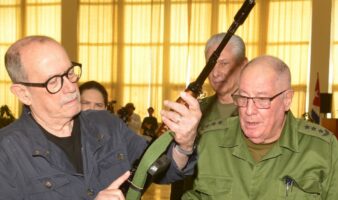 Silvio Rodríguez recibe el fusil que pidió para defender a Cuba de EE.UU.