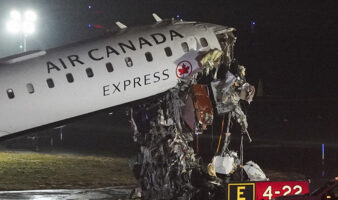 Dos personas mueren tras colisión de avión y camión de bomberos en aeropuerto LaGuardia en Nueva York