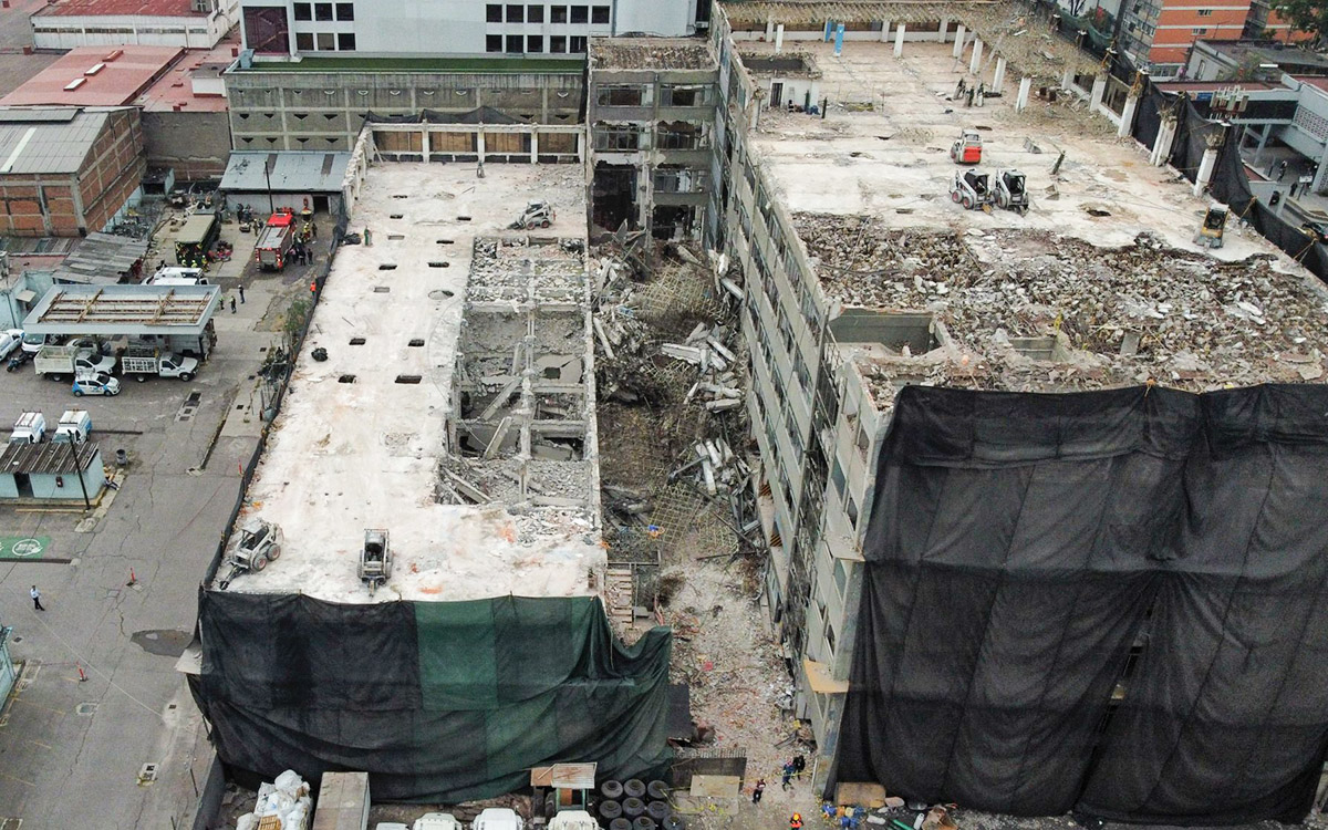 Aristegui en Vivo: Reforma electoral va a comisión sin acuerdos; colapsa edificio en San Antonio Abad; Trump se contradice sobre Irán (10/03/2026)