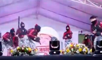 Estudiantes bailan con armas falsas y fotos de alcaldes asesinados en Michoacán