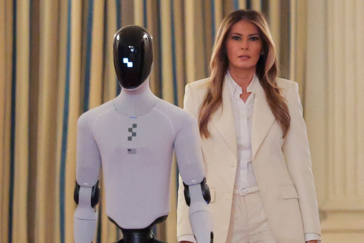 Melania Trump aparece con un robot humanoide en una cumbre sobre educación y tecnología Melania Trump aparece con un robot humanoide en una cumbre sobre educación y tecnología