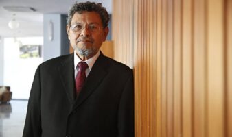 Élmer Mendoza obtiene el IX Premio 