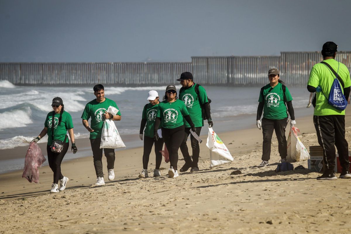 Activistas de México y EE.UU. refuerzan monitoreo de contaminación en playas de la frontera Activistas de México y EE.UU. refuerzan monitoreo de contaminación en playas de la frontera