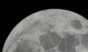 Bautizan cráter de la Luna con el nombre de la esposa fallecida del comandante de Artemis II