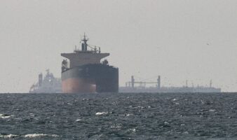 Trump dice que Irán está gestionando 'muy mal' el paso del crudo a través de Ormuz