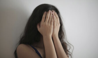 'No te roban el dinero, te roban la vida': denuncian fraude masivo en plataformas financieras