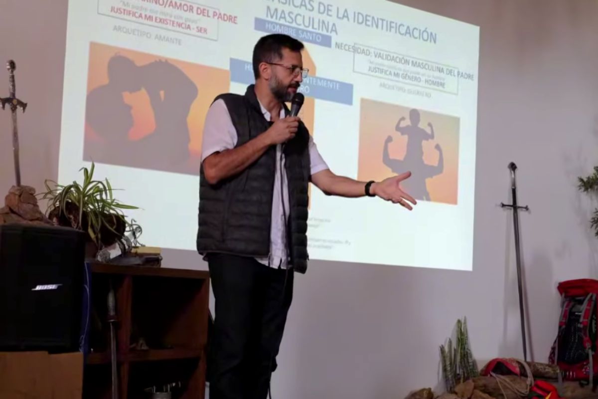 Feministas denuncian uso de recursos públicos en congreso de masculinidades en Jalisco Feministas denuncian uso de recursos públicos en congreso de masculinidades en Jalisco