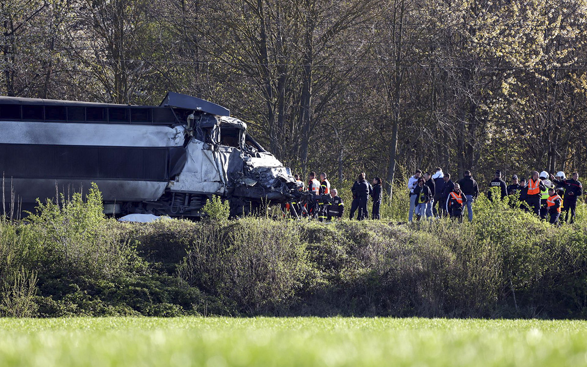 Al menos un muerto y varios heridos tras choque de tren con camión militar en Francia Al menos un muerto y varios heridos tras choque de tren con camión militar en Francia