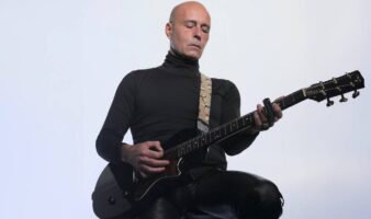 “Interpretar una canción es como entrar a una obra de teatro o película de tres minutos”: Javier Corcobado