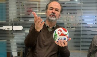 “Tengo casi setenta años y cuando veo un juego futbol me convierto en un niño de cinco”: Juan Villoro