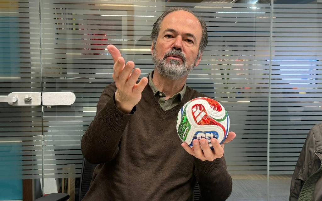 “Tengo casi setenta años y cuando veo un juego futbol me convierto en un niño de cinco”: Juan Villoro “Tengo casi setenta años y cuando veo un juego futbol me convierto en un niño de cinco”: Juan Villoro