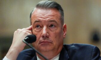 Renuncia el director de ICE y supervisor de las deportaciones masivas de Trump