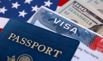 Bloquea juez norma de Trump que endurece visas a estudiantes y periodistas extranjeros