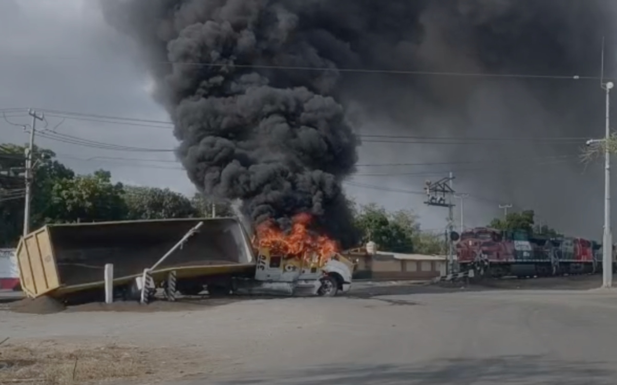 Narcobloqueos en carreteras y vías del tren dejan un muerto y 2 lesionados en Colima Narcobloqueos en carreteras y vías del tren dejan un muerto y 2 lesionados en Colima
