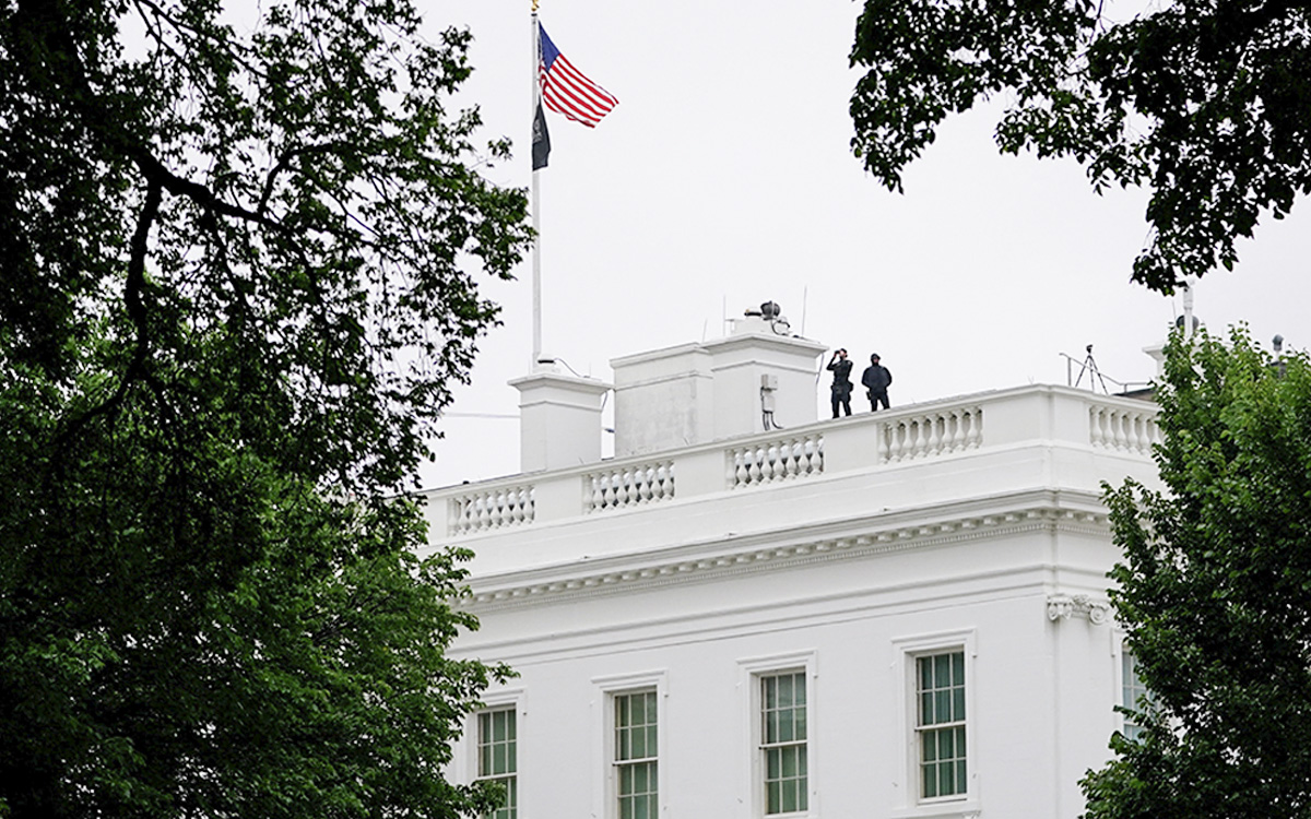 Difunden antecedentes del atacante abatido cerca de la Casa Blanca; Trump agradece al Servicio Secreto