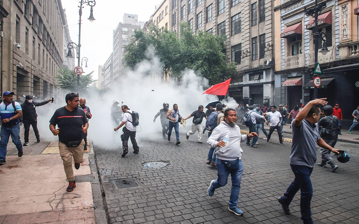 Aristegui en Vivo: Impiden a CNTE instalarse en el Zócalo; Taddei alerta sobre reforma de Sheinbaum; ‘Andy’ buscará diputación (26/05/2026)