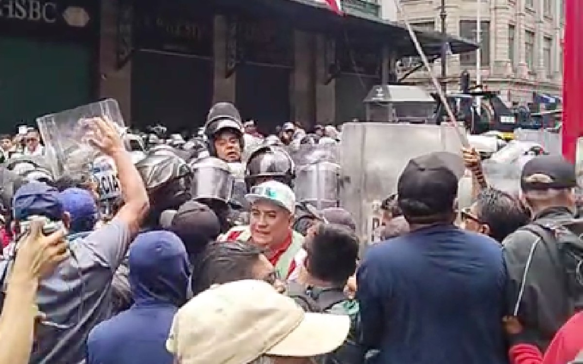 Con escudos y gases, policía impide plantón de CNTE en el Zócalo Con escudos y gases, policía impide plantón de CNTE en el Zócalo