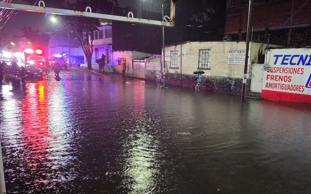 Lluvias colapsan vialidades y activan operativo de emergencia en CDMX Lluvias colapsan vialidades y activan operativo de emergencia en CDMX