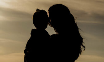Las buscadoras de la vida y las fisuras sociales | Artículo de Mario Luis Fuentes