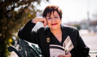 Elpidia García, la escritora que creó a Imperio Bravo, la policía que se echa la justicia sobre sus hombros