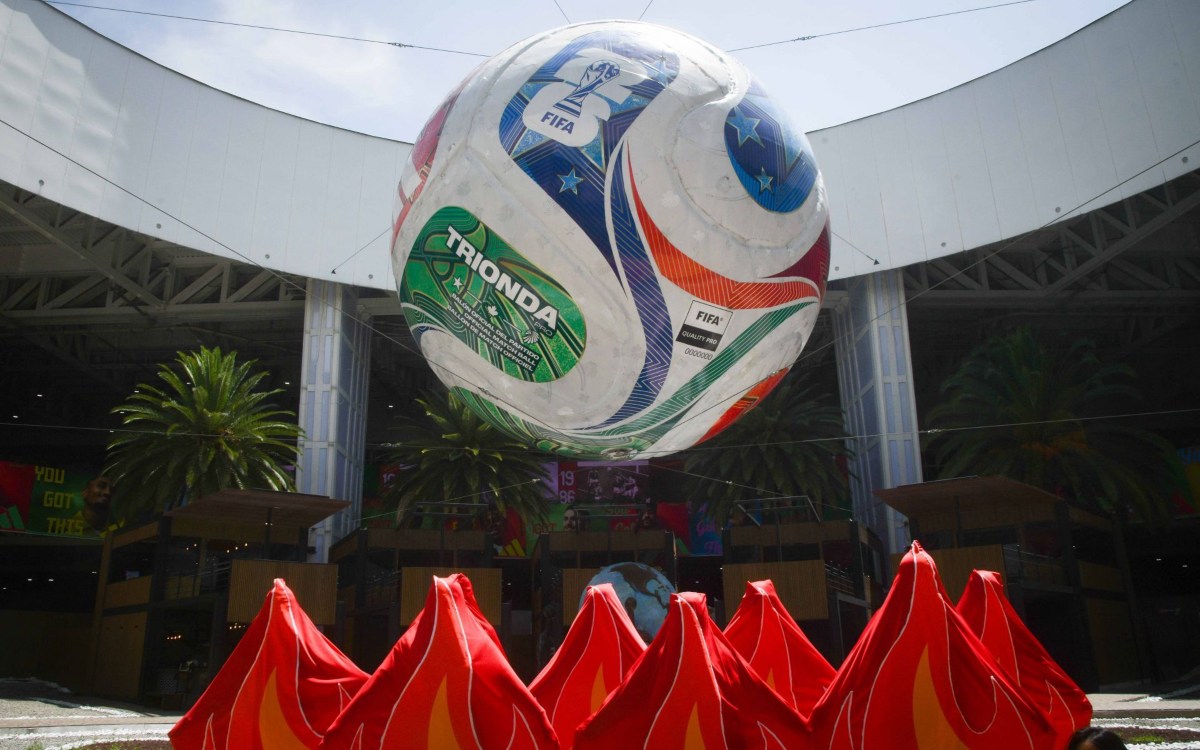 Greenpeace 'prende' la terminal 2 del AICM para alertar sobre consecuencias negativas del cambio climático en el futbol Greenpeace 'prende' la terminal 2 del AICM para alertar sobre consecuencias negativas del cambio climático en el futbol