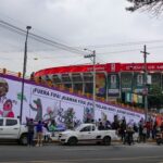 Vecinos de Santa Úrsula Coapa realizaron una protesta frente al Estadio Ciudad de México, para mostrar su inconformidad con la realización del Mundial. FOTO: ROGELIO MORALES /CUARTOSCURO.COM