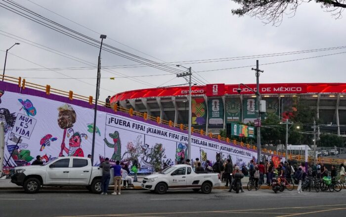 Vecinos de Santa Úrsula Coapa realizaron una protesta frente al Estadio Ciudad de México, para mostrar su inconformidad con la realización del Mundial. FOTO: ROGELIO MORALES /CUARTOSCURO.COM
