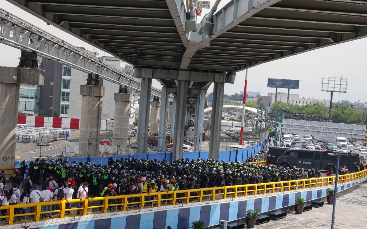 Autoridades cierran accesos vehiculares al AICM por maestros; normalistas bloquean México-Cuernavaca Autoridades cierran accesos vehiculares al AICM por maestros; normalistas bloquean México-Cuernavaca