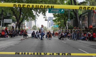 CNTE bloquea Reforma con tres células de maestros y amenaza con plantarse en esa avenida