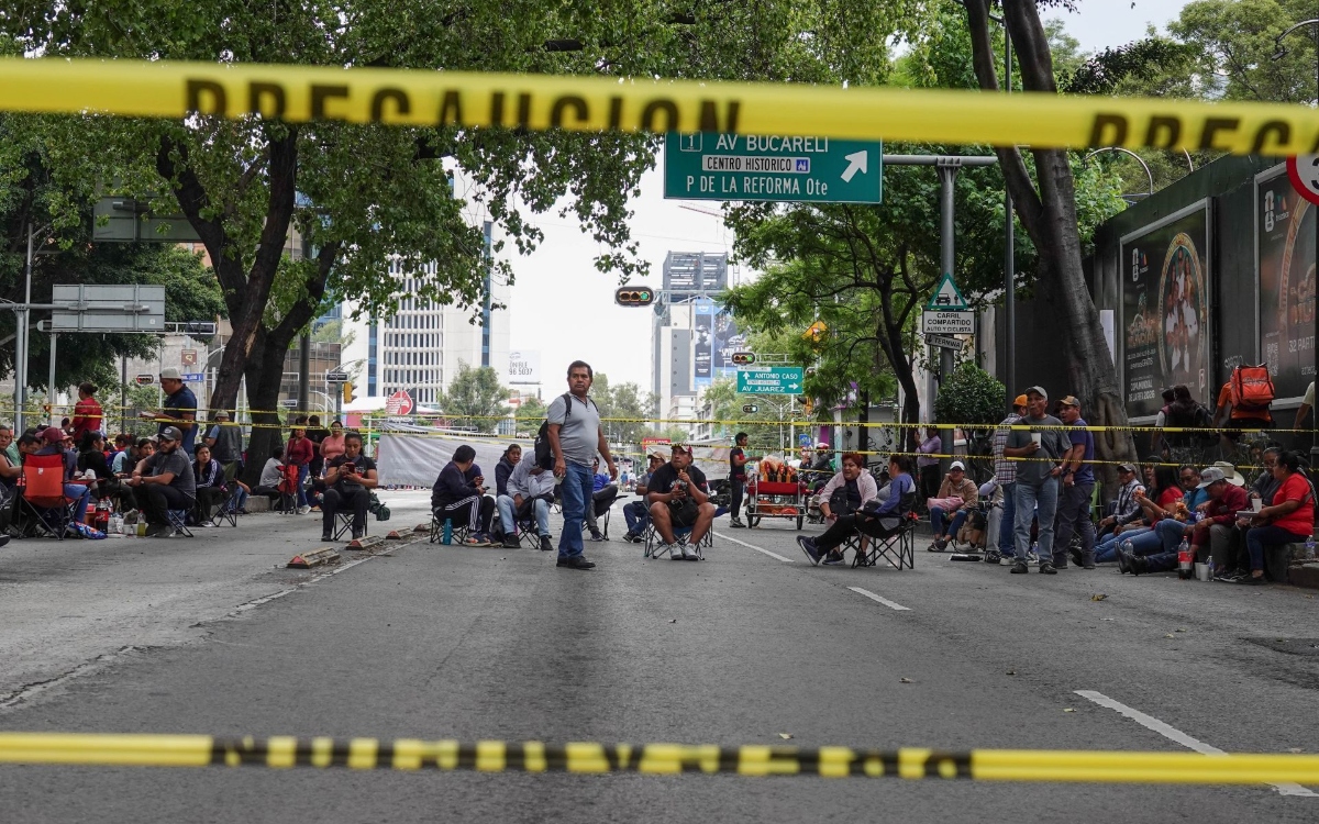 CNTE bloquea Reforma con tres células de maestros y amenaza con plantarse en esa avenida CNTE bloquea Reforma con tres células de maestros y amenaza con plantarse en esa avenida