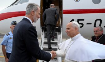 Avería aérea obliga al Papa León XIV a viajar en avión del rey de España