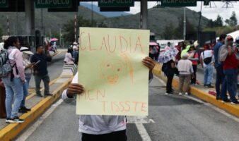 CNTE toma casetas en seis estados y permite libre paso a autos