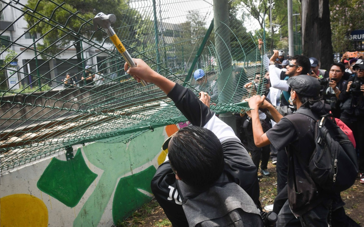 Cierran Tren Ligero tras ser vandalizado por manif