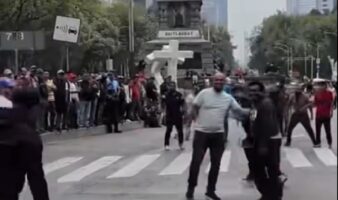 CNTE bloquea Reforma e Insurgentes; se ponen a jugar futbol