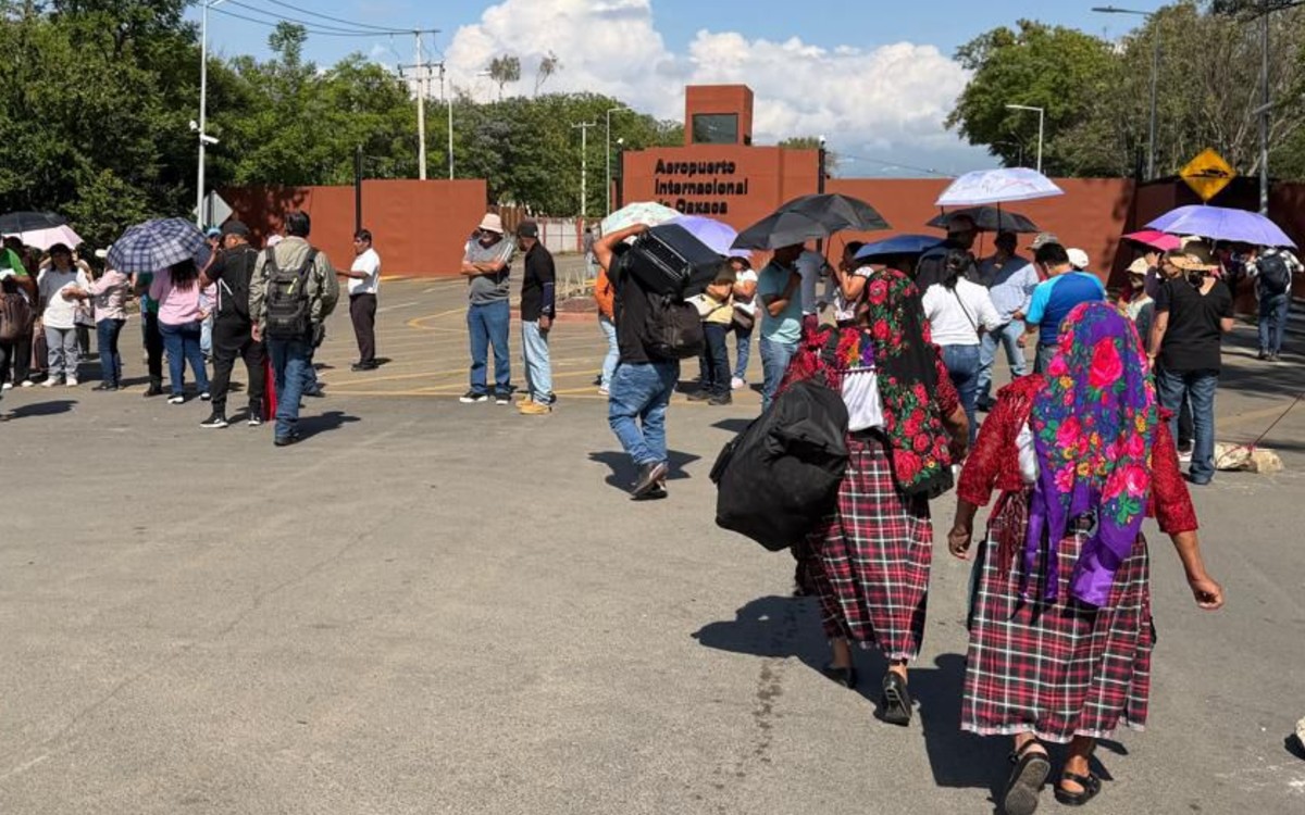CNTE toma aeropuerto, caseta y terminal de Pemex e