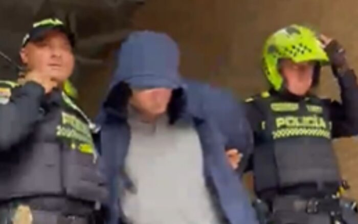 Detienen a estadounidense por presunto abuso sexual en balcón de Bogotá y rescatan a 3 niños | Aristegui Noticias