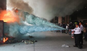 CNTE irrumpe en la SEP: deja incendios, pintas y a una oficial herida