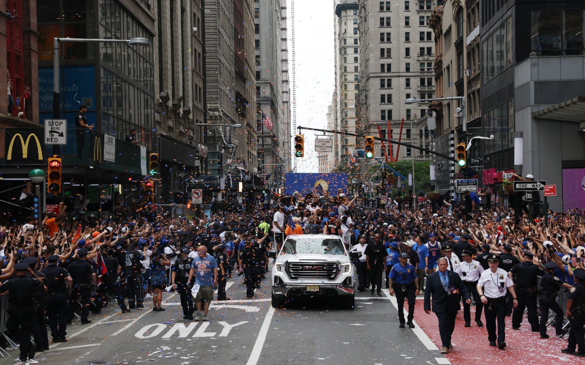 Manhattan se tiñe de naranja y azul para celebrar a los Knicks | Fotogalería Manhattan se tiñe de naranja y azul para celebrar a los Knicks | Fotogalería