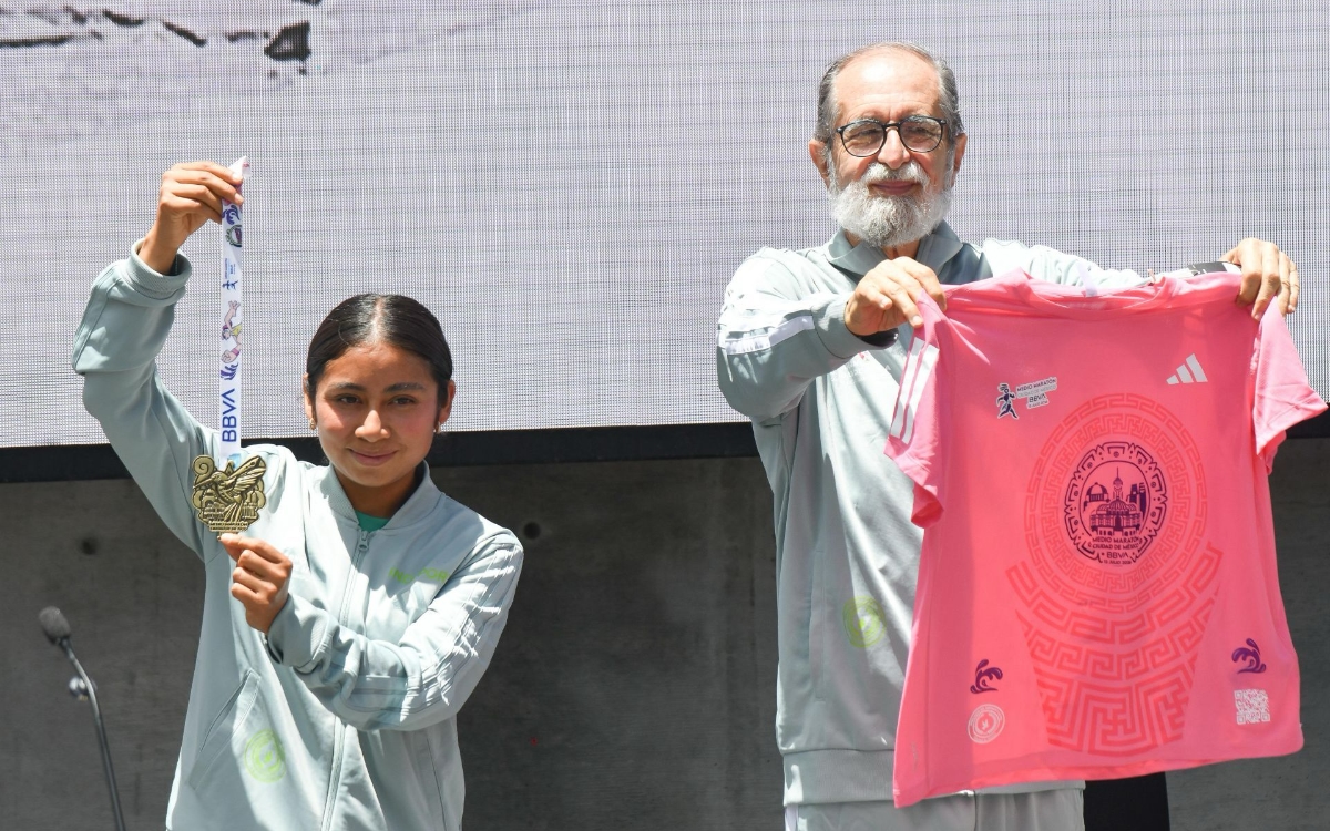Presentan playeras y medallas del Medio y Maratón de la CDMX 2026