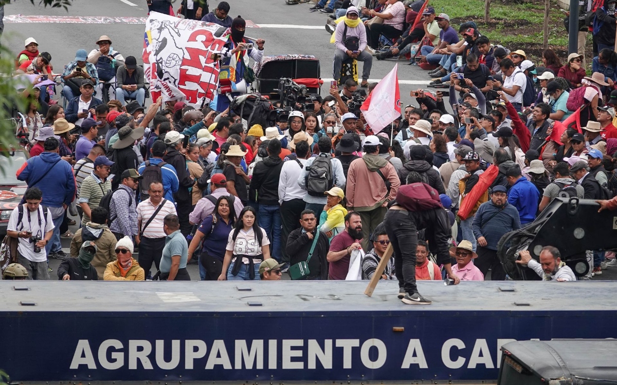 CNTE toma calzada de Tlalpan y paraliza el Tren Ligero a Xoc